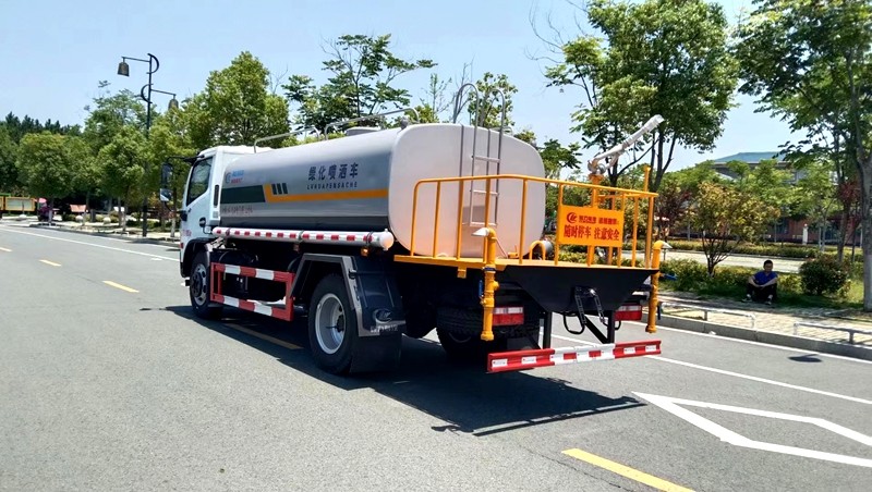 東風(fēng)10方灑水車