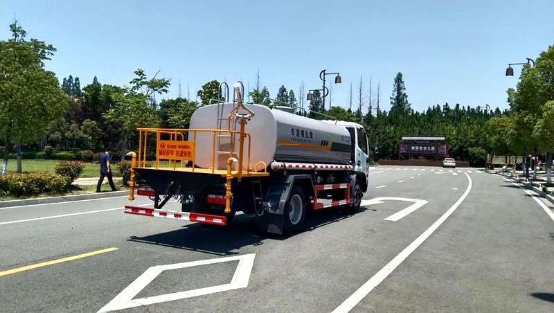 東風(fēng)灑水車